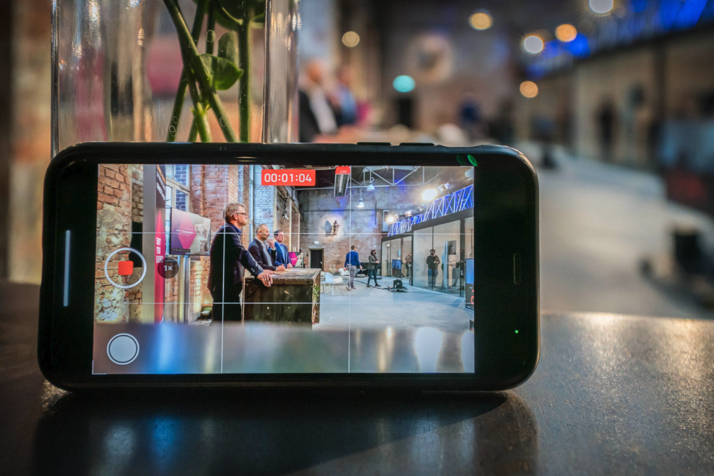 Bild-in-Bild zu digitalem Kongrass der SAP in Heidelberg mit Holger Erdrich als Moderator