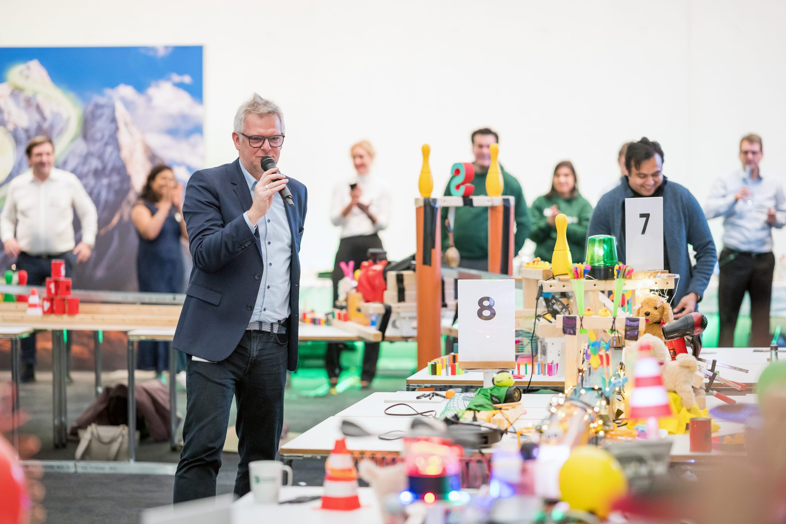 Holger Erdrich moderiert bei HeidelbergMaterials. Man sieht eine kreative Kettenreaktion die von den Mitarbeitenden gebaut wurde