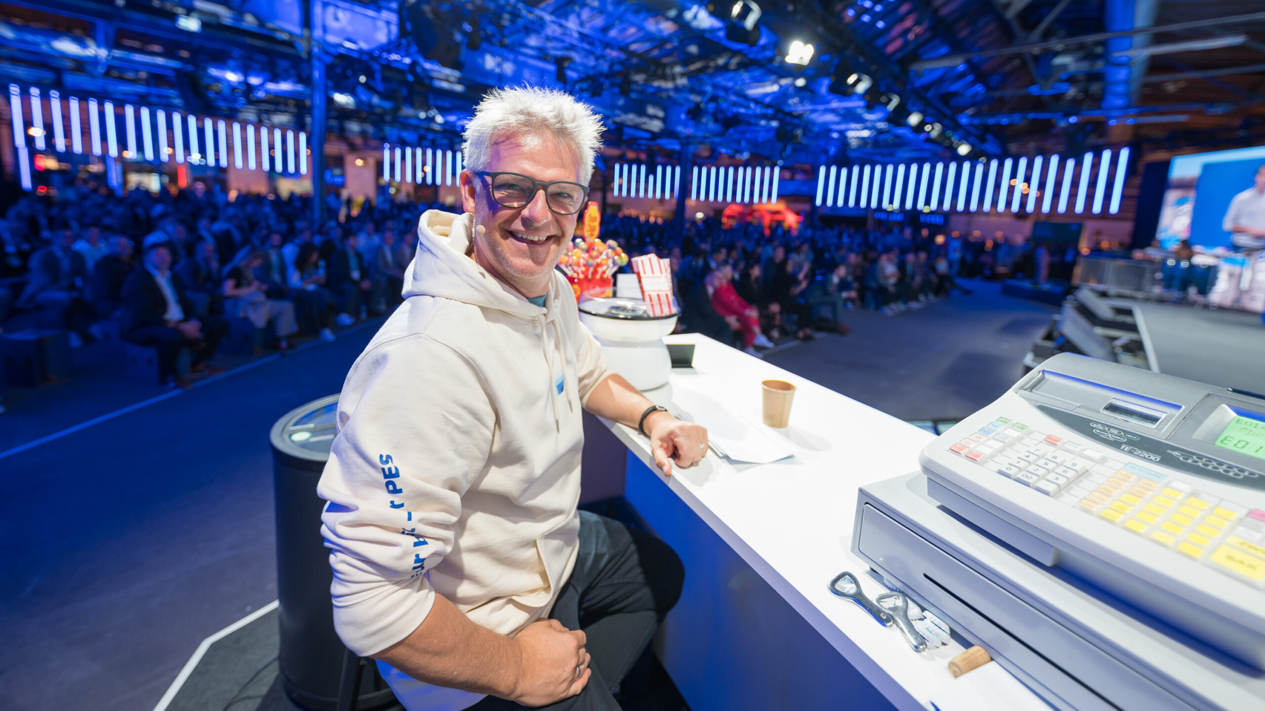 Holger als Moderator in seiner Rolle als "Sp&auml;ti-Besitzer" auf der B&uuml;hne der SAP connect in der Location "Station" in Berlin