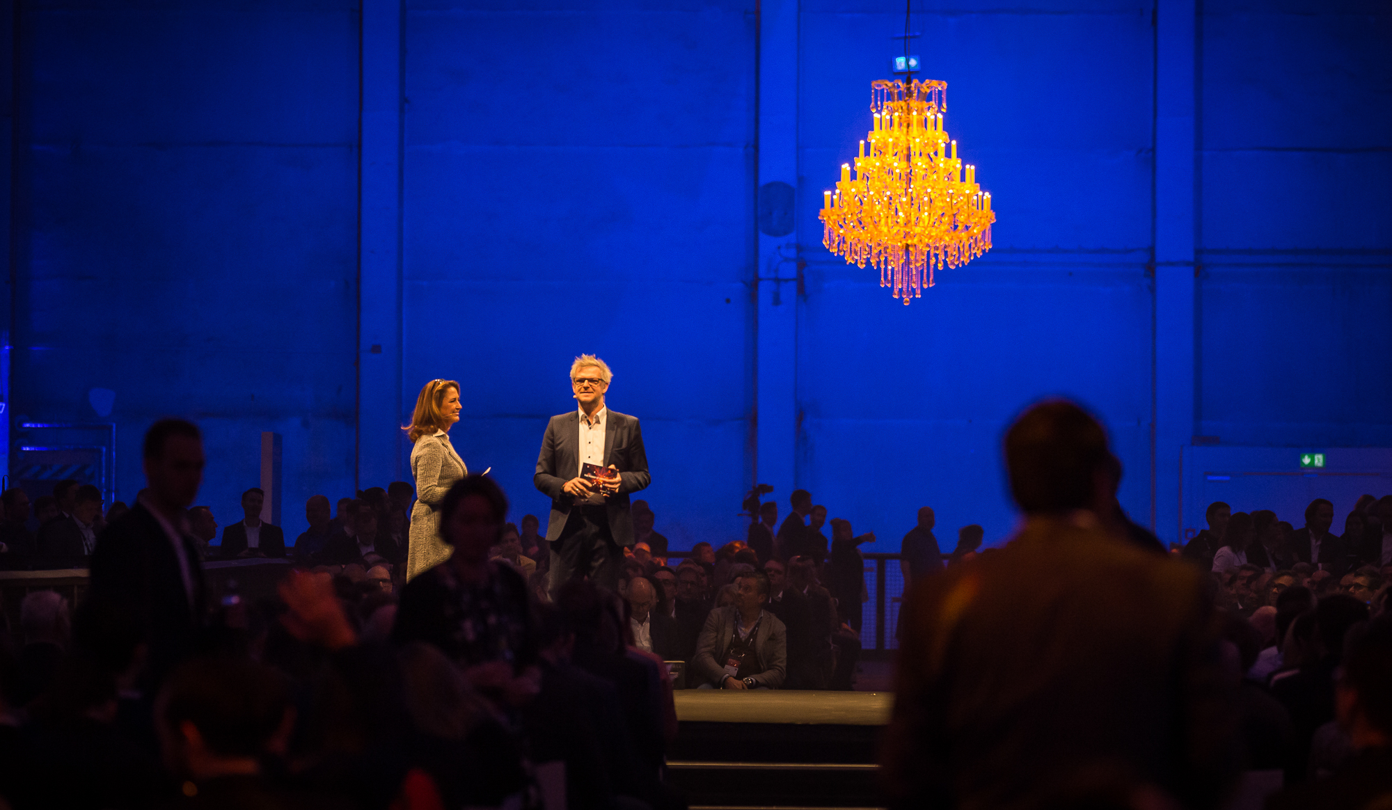 Holger Erdrich als Moderator in Berlin auf der B&uuml;hne der connect 2019 mit Nicole Bierhoff