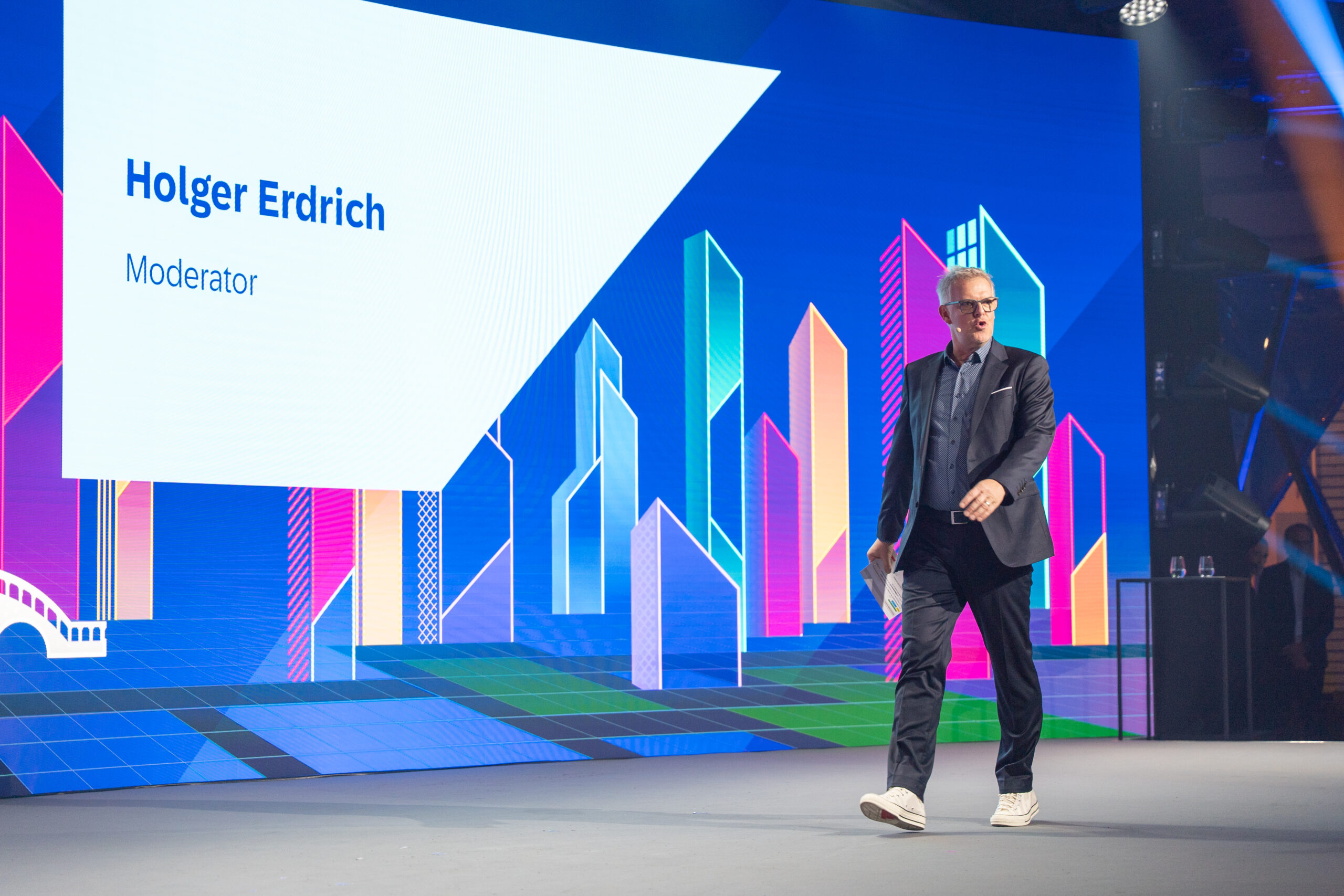 Holger Erdrich mit Namechart bei der Moderation der connect 2025